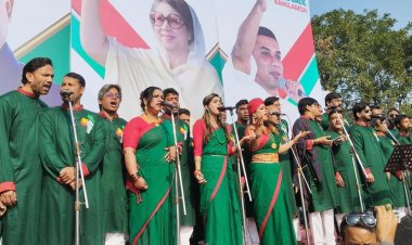 রাজশাহীর গণসমাবেশ সংগীত পরিবেশন চলছে