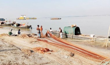 পদ্মায় মাছের আকাল, অলস সময় পার করছেন জেলেরা