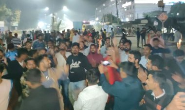 কমিটির দাবিতে বাঙলা কলেজ ছাত্রলীগের সড়ক অবরোধ