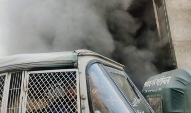  তেজগাঁওয়ে সাংবাদিকের বাসায় আগুন, যানজটে আটকা ফায়ার সার্ভিসের গাড়ি