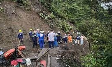  কলম্বিয়ায় ভূমিধসে চাপা পড়লো বাস, নিহত ২৭
