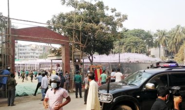 বকশিবাজারে মাদরাসা শিক্ষার্থীদের সঙ্গে পুলিশের সংঘর্ষ