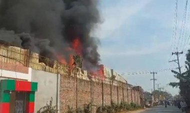 গাজীপুরে তুলার গুদামে ভয়াবহ আগুন