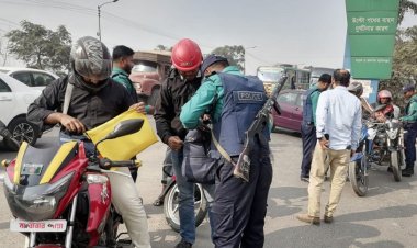 চেকপোস্টে মোটরসাইকেলে ‘জোর’ তল্লাশি