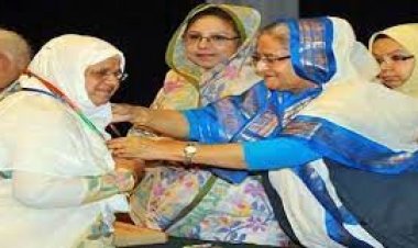 ৫ নারীর হাতে বেগম রোকেয়া পদক তুলে দিলেন প্রধানমন্ত্রী