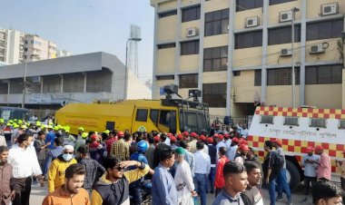 মাঠে জায়গা না পেয়ে রাস্তায় নেতাকর্মীরা