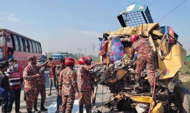 দুই ট্রাকের মুখোমুখি সংঘর্ষে প্রাণ গেল ২ চালকের