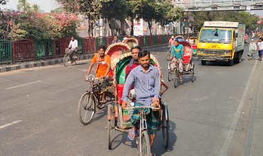 ফাঁকা সড়কে রিকশার দাপট