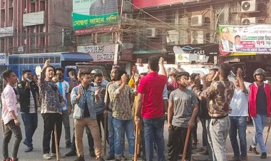 নয়াপল্টনে ছাত্রলীগের লাঠি হাতে মহড়া