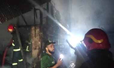 চকবাজারে হার্ডওয়্যার মার্কেটে আগুন নিয়ন্ত্রণে ৯ ইউনিট