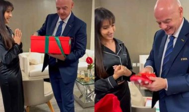 ফিফা প্রেসিডেন্টকে জুতা উপহার দিলেন নোরা