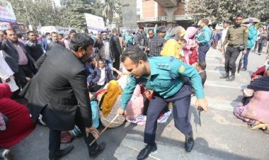 শাহবাগে নিবন্ধিত শিক্ষকদের কর্মসূচীতে পুলিশের লাঠিচার্জ