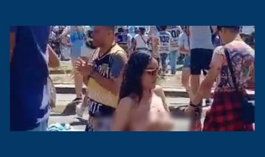 অবেলিস্কে বিশ্বকাপ সেলিব্রেশনে নগ্ন নারী