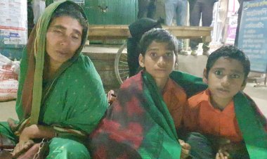 বসতভিটা থেকে উচ্ছেদের প্রতিবাদে রাস্তায় ৬ সন্তান নিয়ে মায়ের অনশন