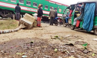 সিরাজগঞ্জে রেলক্রসিংয়ে বাসে ট্রেনের ধাক্কায় নিহত ১