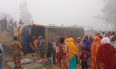 চালকের আসনে হেলপার, বাস উল্টে আহত ১৫