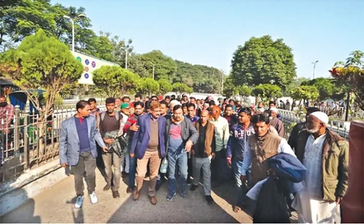 পায়ে হেঁটে রাজশাহী আসছেন নেতাকর্মীরা, খোলা আকাশের নিচে হাজারো মানুষ