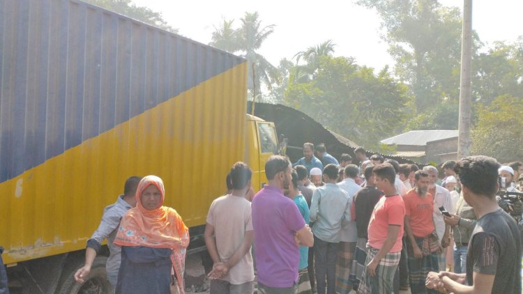 যশোরে নিয়ন্ত্রণ হারিয়ে হোটেলে কাভার্ডভ্যান, নিহত ৫