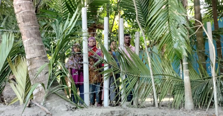 কাঁটাতারের বেড়ায় অবরুদ্ধ দুই পরিবার