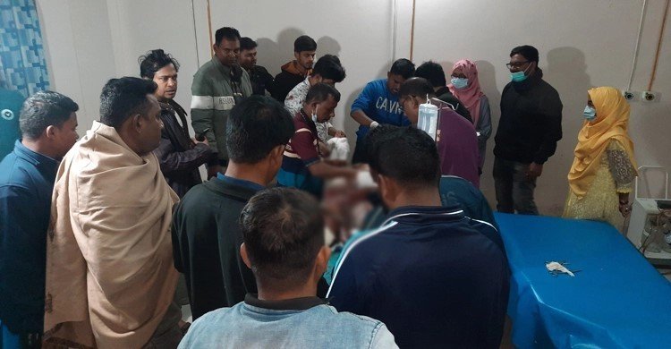 টাকা তোলা নিয়ে হাসপাতাল থেকে ফেরার পর যুবলীগকর্মীকে ফের কুপিয়ে জখম