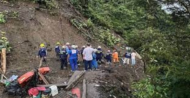 কলম্বিয়ায় ভূমিধসে চাপা পড়লো বাস, নিহত ২৭