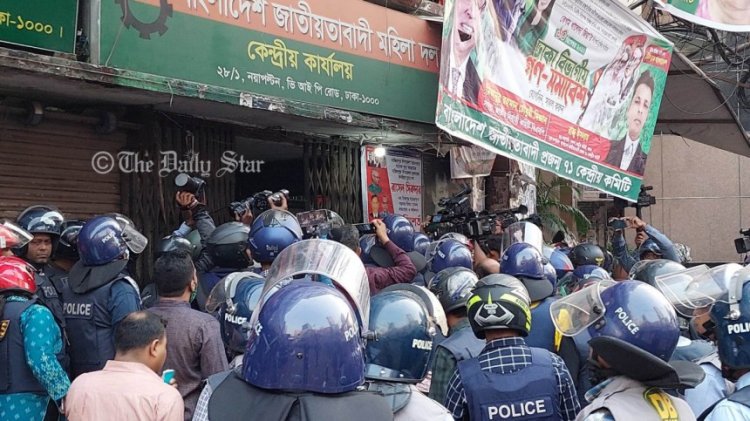 পুলিশ ঢুকেছে বিএনপি কার্যালয়ে