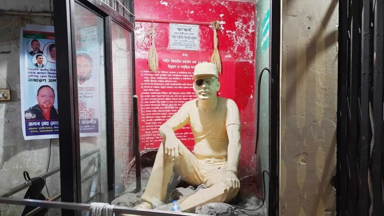 নয়াপল্টনে সতর্ক অবস্থানে পুলিশ: ভেতরে সব কিছু ভেঙ্গে তছনছ