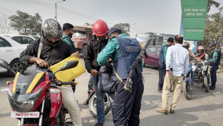 চেকপোস্টে মোটরসাইকেলে ‘জোর’ তল্লাশি