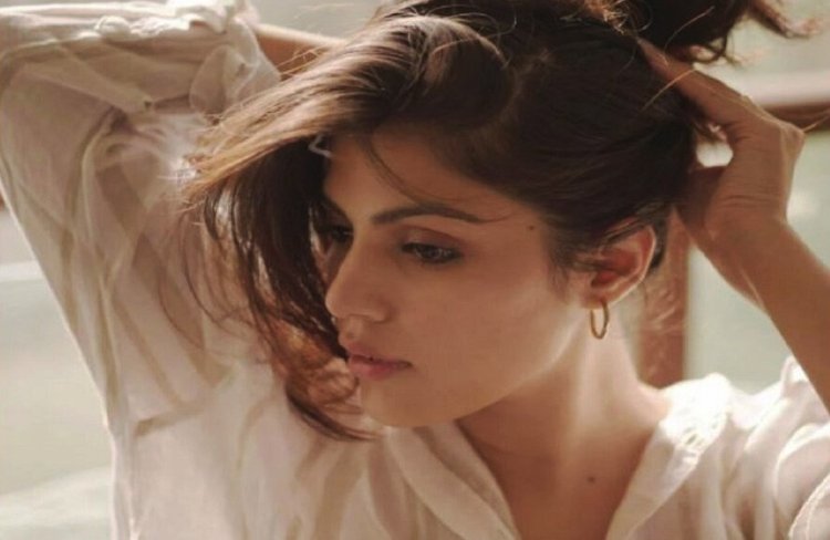 নতুন প্রেমে রিয়া চক্রবর্তী