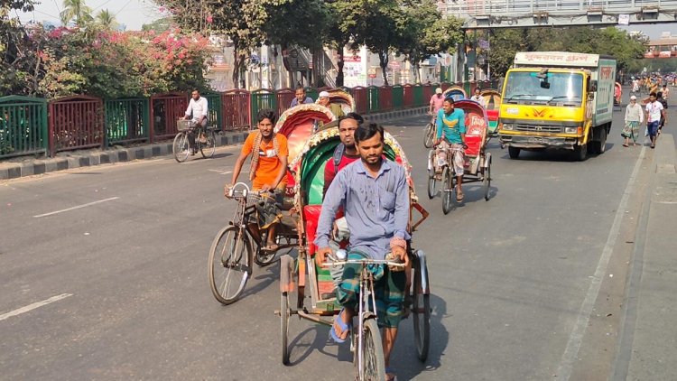 ফাঁকা সড়কে রিকশার দাপট
