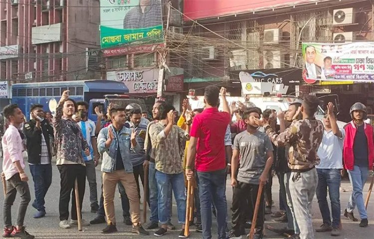নয়াপল্টনে ছাত্রলীগের লাঠি হাতে মহড়া