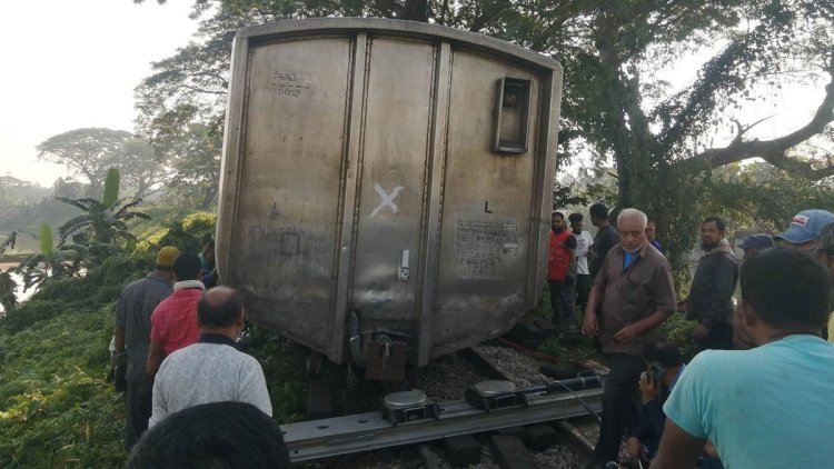 ময়মনসিংহে ট্রেনের বগি লাইনচ্যুত, ট্রেন চলাচল বন্ধ