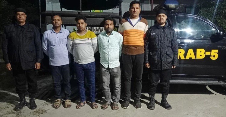 অস্ত্র কেনাবেচার সময় বিদেশি পিস্তলসহ আটক ৪