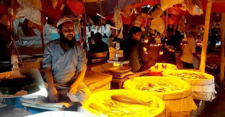 ঠাটারি বাজার: ইজারাদারের টাকা-কাউন্সিলরের ‘চাঁদা’য় দিশেহারা ব্যবসায়ীরা