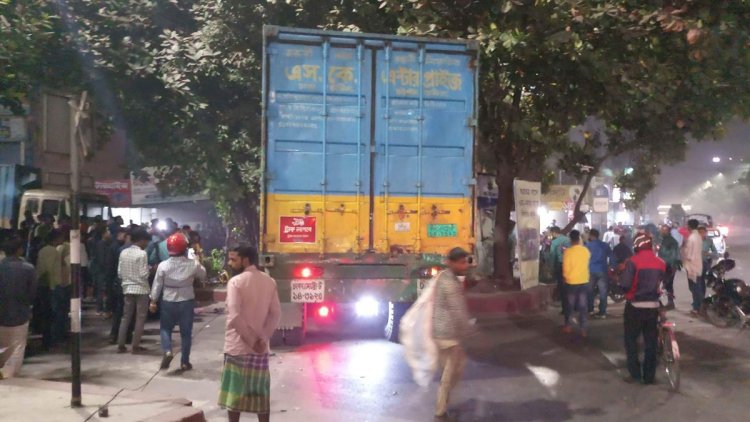 রাজধানীতে কাভার্ডভ্যান চাপায় নিহত ২