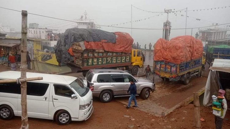 ৪ ঘণ্টা পর দৌলতদিয়া-পাটুরিয়া এবং সাড়ে ৭ ঘণ্টা পর শরীয়তপুর-চাঁদপুর রুটে ফেরি চলাচল শুরু