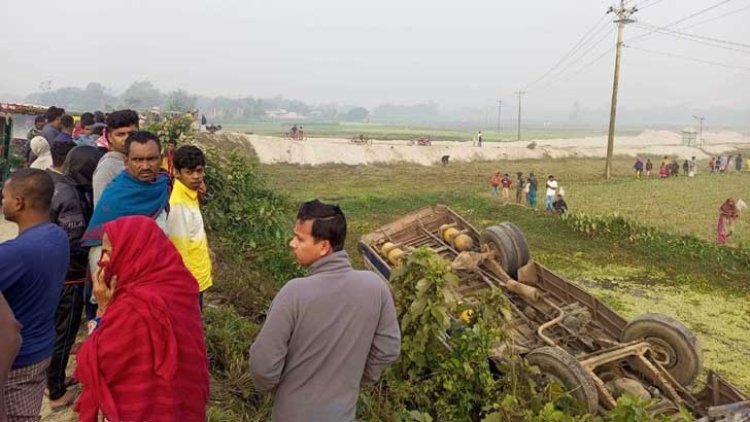 বাস খাদে পড়ে প্রাণ গেল ২ নারীর