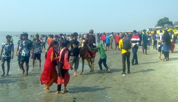 কুয়াকাটা সমুদ্র সৈকতে পর্যটকদের ঢল
