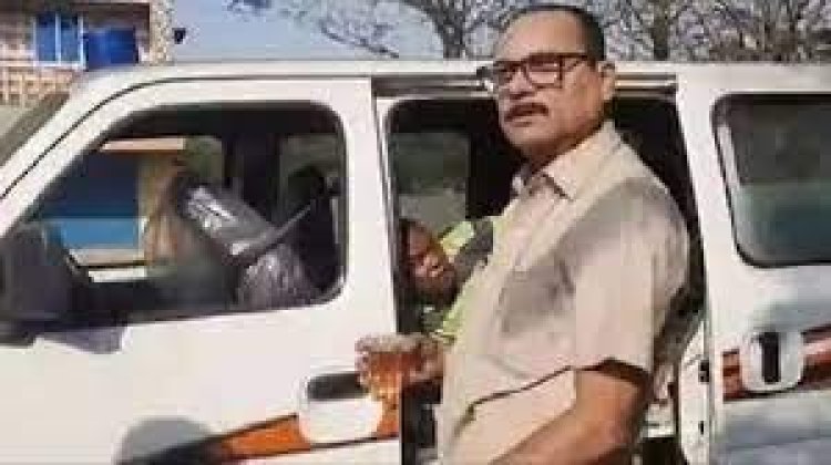 রাস্তায় অ্যাম্বুলেন্স থামিয়ে মদ্যপান চালকের, খাওয়ালেন রোগীকেও