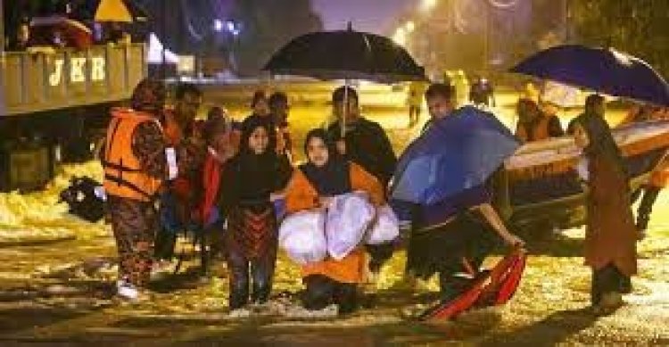 মালয়েশিয়ায় বন্যায় ৫ মৃত্যু, ৭০ হাজারের বেশি মানুষ আশ্রয়কেন্দ্রে