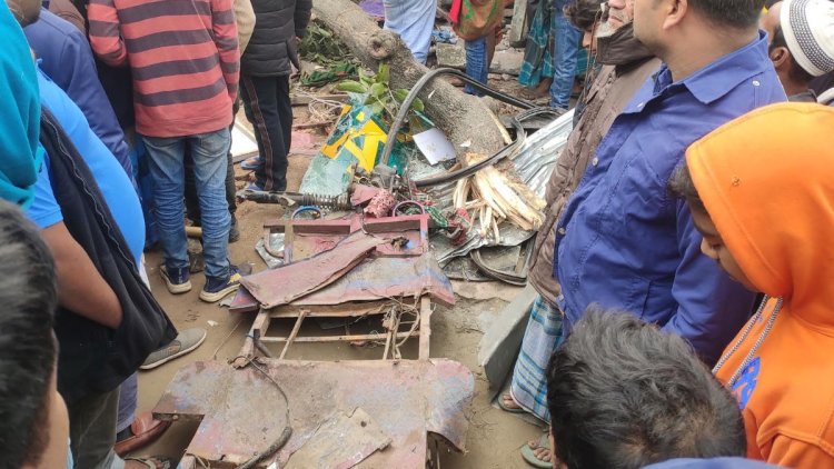 বাসের ধাক্কায় প্রাণ গেল ২ জনের