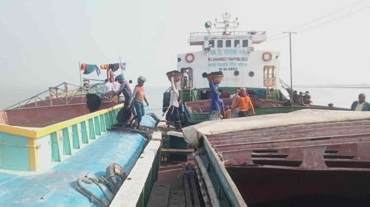 পদ্মায় আটকা পড়ছে পণ্যবাহী জাহাজ, চাঁদা না দিলেই মারধর