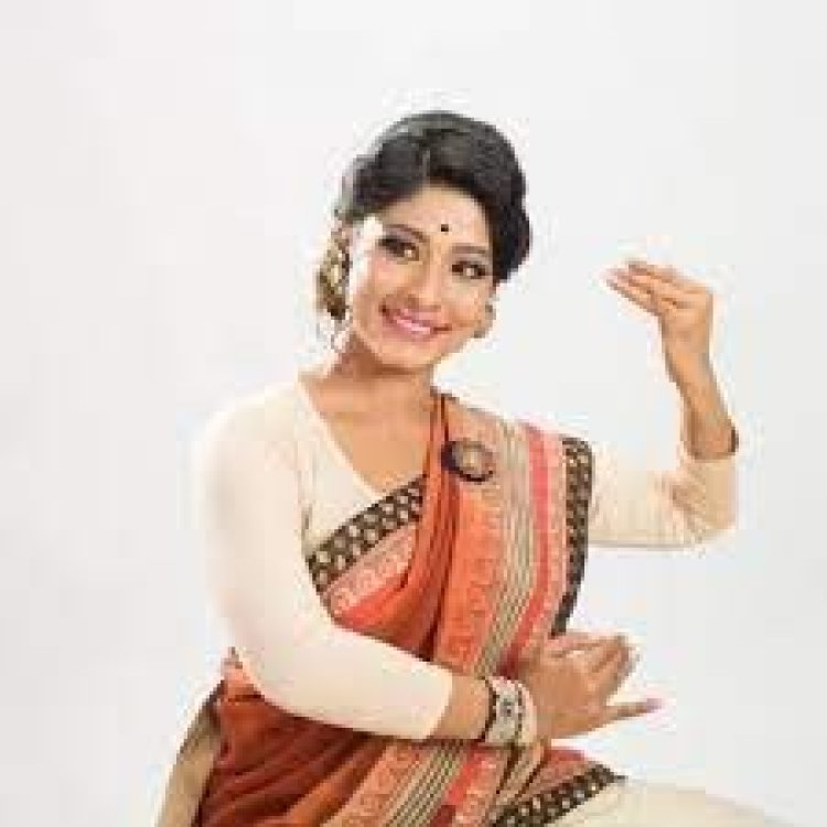পূজা সেনগুপ্তকে ফ্রেন্ডশিপ মেডেল দিচ্ছেন ভিয়েতনামের প্রেসিডেন্ট