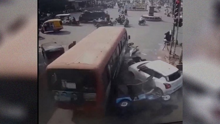 চালকের হার্ট অ্যাটাকে বাস-গাড়ি মুখোমুখি সংঘর্ষ, নিহত ৯