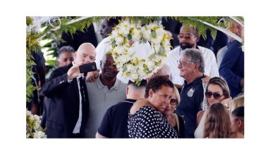 সমালোচনায় ইনফান্তিনো পেলের খোলা কফিনের সঙ্গে সেলফি তুলে