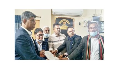 পুলিশ প্রহরায় উকিল সাত্তারের মনোনয়নপত্র জমা