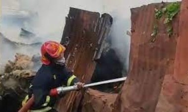  খুলনায় পাটের ঝুট গোডাউনে আগুন