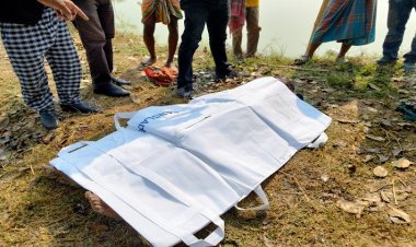 মাঠে কাদার মধ্যে পড়ে আছে শিক্ষকের লাশ