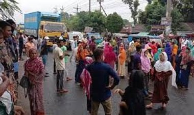  গাজীপুরে মহাসড়ক অবরোধ করে শ্রমিকদের বিক্ষোভ