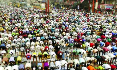ইজতেমায় মুসল্লিদের ভিড়, ময়দানে জায়গা না পেয়ে রাস্তায় অবস্থান